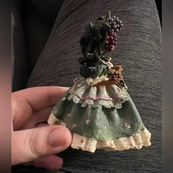 EUC Black Afro American  Ceramic Girl With Grapes Fingerine Beautiful Decor - Picture 3 of 6